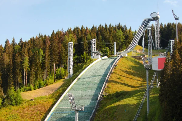Vogtland竞技场 德国克林根塔尔的一个滑雪跳台 它是世界杯群山中最现代的建筑之一 — 图库照片