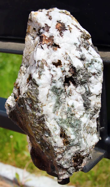 硅酸镁的一种半透明的白硅酸镁质橄榄石 又称橄榄石 — 图库照片