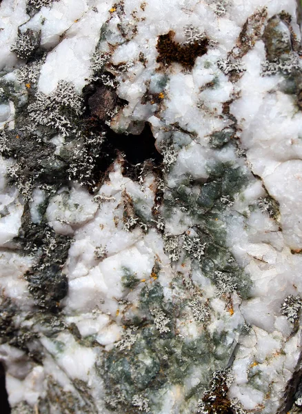 一种半透明的白硅酸镁铁质橄榄石 或Peridot — 图库照片