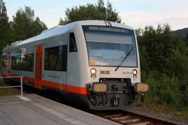 Klingenthal, Almanya - 22 Mayıs 2023: Bölgesel RB5 treni Saksonya 'nın Vogtland bölgesinde bir köy olan Klingenthal' a geldi.