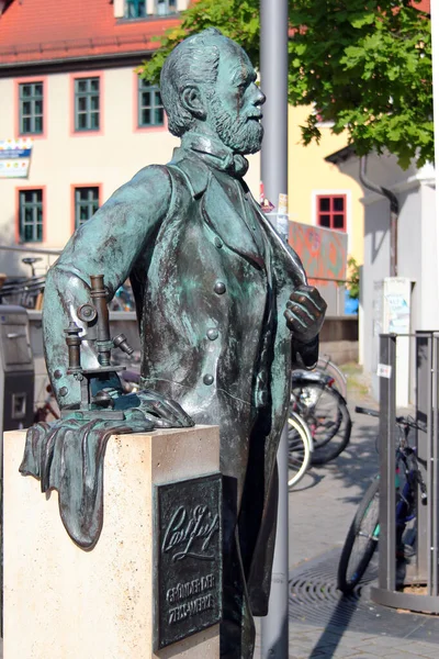 德国耶纳 2023年5月26日 物理学家 光学科学家和发明家卡尔 齐斯在耶纳市中心的雕塑 他曾在那里生活和工作 — 图库照片