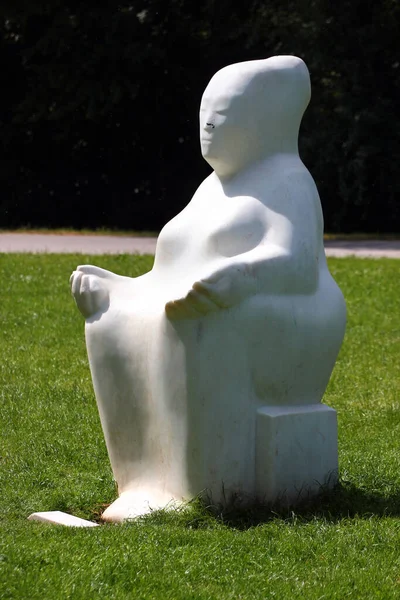 Озил Германия Мая 2023 Года Статуя Клото Спиннер Работы Анны — стоковое фото