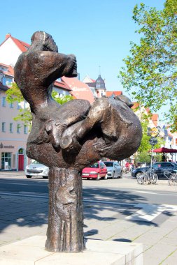 Jena, Almanya - 26 Mayıs 2023: Ergo bibamus (Hadi içelim), Freimut Drewello tarafından, eski üniversite bira fabrikasının sahasında. Goethe 'nin isimsiz şiiri ünlü bir öğrenci şarkısı oldu..