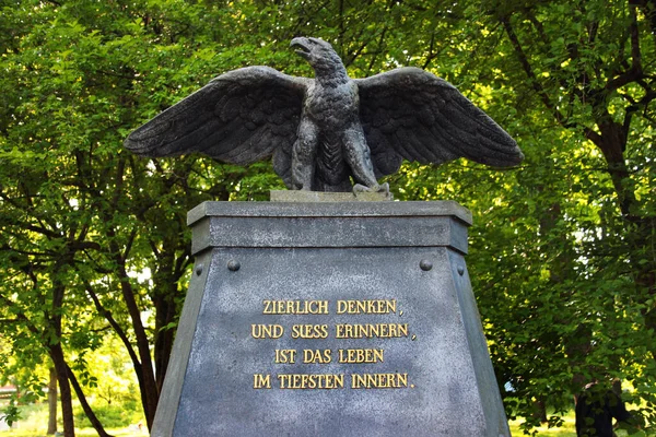 ドイツのイェーナ 2023年5月26日 毎日考え 甘い記憶は 人生の奥深くにあります イェーナのグリースバッハ庭園にあるヨハン ヴォルフガング フォン ゲーテの記念碑 — ストック写真