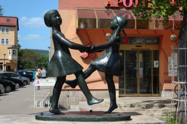Jena, Almanya - 26 Mayıs 2023: Dansçı kızlar, Ursula Schneider-Schulz 'un bir bronz heykeli, 1961. Weigelstrasse 'deki Jena Eski Kasabası' nda.