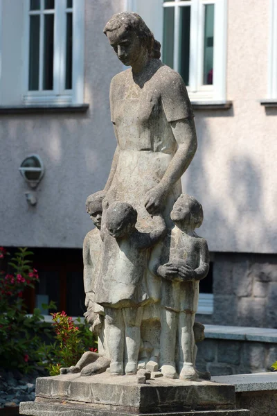 Glauchau Mai 2023 Skulptur Einer Lehrerin Mit Kleinen Kindern Kindergarten — Stockfoto