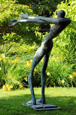 Jena, Almanya - 26 Mayıs 2023: Armkreuzer, Trak Wendisch 'in 2013 yılından beri Botanik Bahçesi, Thuringia' da kiralanan heykeli.