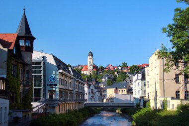 Aue-Bad Schlema, Almanya - 4 Haziran 2023: Aue 'de Zwickauer Mulde nehrinin manzarası, Almanya' nın Ore Dağları 'nda küçük bir kasaba, Saksonya.