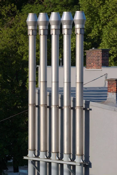 Fünf Parallele Metallrohre Auf Einem Dach — Stockfoto