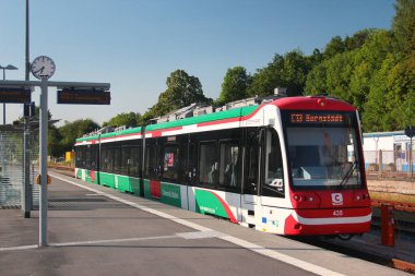 Aue-Bad Schlema, Almanya - 4 Haziran 2023: Chemnitz Bahn 'in bir Vossloh Citylink tren yolu C13 Aue tren istasyonunda duruyor. Bölgesel trenler Chemnitz ve banliyölerde ulaşım hizmetleri sunar.