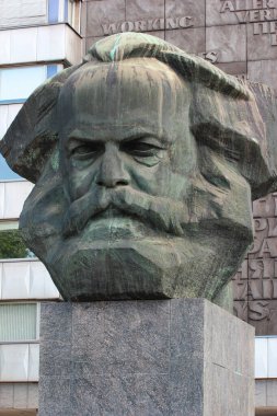 Chemnitz, Almanya - 11 Haziran 2023: Almanya doğumlu filozof, ekonomist ve tarihçi Karl Marx anıtı. Chemnitz şehrine Doğu Almanya döneminde Karl-Marx-Stadt adı verildi..