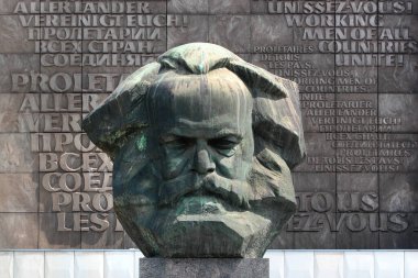 Chemnitz, Almanya - 11 Haziran 2023: Almanya doğumlu filozof, ekonomist ve tarihçi Karl Marx anıtı. Chemnitz şehrine Doğu Almanya döneminde Karl-Marx-Stadt adı verildi..