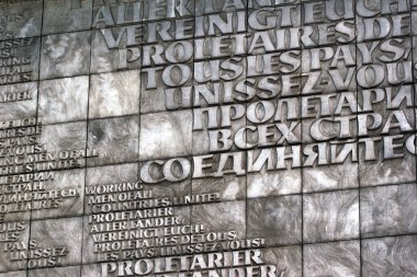 Chemnitz, Almanya - 11 Haziran 2023: Dünya işçileri, birleşin! Karl Marx anıtı, Almanya doğumlu bir filozof, ekonomist ve tarihçi.. 