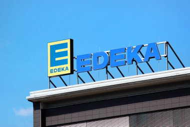 Chemnitz, Almanya - 11 Haziran 2023: Chemnitz 'deki bir EDEKA mağazasının logosu. EDEKA Grubu en büyük Alman süpermarket şirketidir..