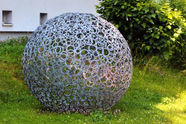 Chemnitz, Almanya - 11 Haziran 2023: Chemnitz şehrinin Kappel ilçesinde bir metal top