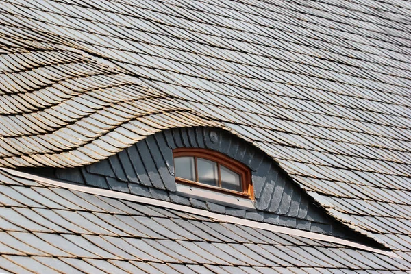 Schindeldach Mit Kleinem Augenähnlichen Dachbodenfenster — Stockfoto