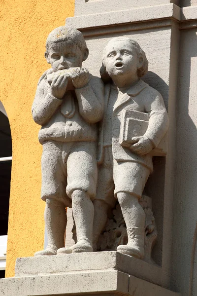 ドイツ ワイダ2023年6月18日 ドイツ テューリンゲン州グリーズ郡ワイダ町のマックス グリル州立学校入口における児童の彫刻 — ストック写真
