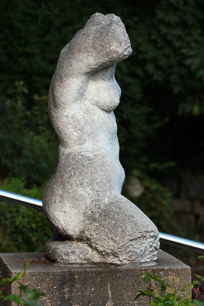 ドイツのケムニッツ 2023年6月12日 ハラルド シュテファンによる石造彫刻 女の裸体 1982年 ケムニッツ州シュロスバーグ公園にあります — ストック写真