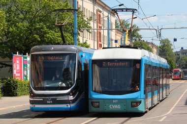 Chemnitz, Almanya - 12 Haziran 2023: Chemnitz, Saksonya, Almanya şehir merkezinde tramvay araçları