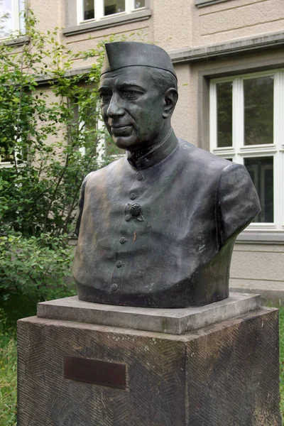 德国德累斯顿 2023年6月27日 印度第一任总理贾瓦哈拉尔 尼赫鲁在德累斯顿理工大学的纪念碑 — 图库照片