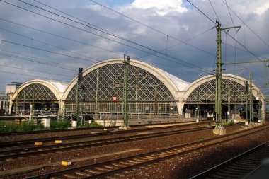 Dresden, Almanya - 27 Haziran 2023: Dresden Hauptbahnhof, ya da Dresden 'in ana tren istasyonu. Şehrin merkezinde yer almaktadır..