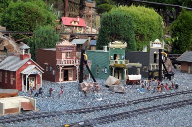 Netzschkau, Almanya - 2 Temmuz 2023: Saksonya 'nın Vogtland ilçesi Netzschkau yakınlarındaki Kuhberg tepesinde model bahçe demiryolu. Demiryolu modelliği Almanya 'da popüler bir hobidir..