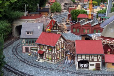 Netzschkau, Almanya - 2 Temmuz 2023: Saksonya 'nın Vogtland ilçesi Netzschkau yakınlarındaki Kuhberg tepesinde model bahçe demiryolu. Demiryolu modelliği Almanya 'da popüler bir hobidir..