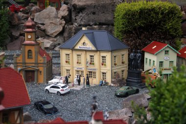 Netzschkau, Almanya - 2 Temmuz 2023: Saksonya 'nın Vogtland ilçesi Netzschkau yakınlarındaki Kuhberg tepesinde model bahçe demiryolu. Demiryolu modelliği Almanya 'da popüler bir hobidir..