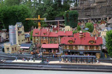 Netzschkau, Almanya - 2 Temmuz 2023: Saksonya 'nın Vogtland ilçesi Netzschkau yakınlarındaki Kuhberg tepesinde model bahçe demiryolu. Demiryolu modelliği Almanya 'da popüler bir hobidir..