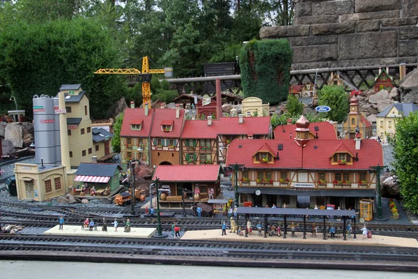 Netzschkau, Almanya - 2 Temmuz 2023: Saksonya 'nın Vogtland ilçesi Netzschkau yakınlarındaki Kuhberg tepesinde model bahçe demiryolu. Demiryolu modelliği Almanya 'da popüler bir hobidir..