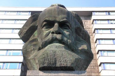 Chemnitz, Almanya - 9 Temmuz 2023: Karl Marx Anıtı, Alman doğumlu filozof, ekonomist ve tarihçi. Chemnitz şehrine Doğu Almanya döneminde Karl-Marx-Stadt adı verildi..