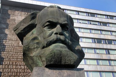 Chemnitz, Almanya - 9 Temmuz 2023: Karl Marx Anıtı, Alman doğumlu filozof, ekonomist ve tarihçi. Chemnitz şehrine Doğu Almanya döneminde Karl-Marx-Stadt adı verildi..