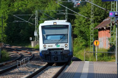 Jocketa, Almanya - 14 Haziran 2023: Bölgesel Vogtlandbahn treni Beyaz Elster nehri yakınlarındaki Jocketa istasyonuna ulaştı, Almanya 'nın Sakson Vogtland bölgesinde pitoresk bir bölge. 