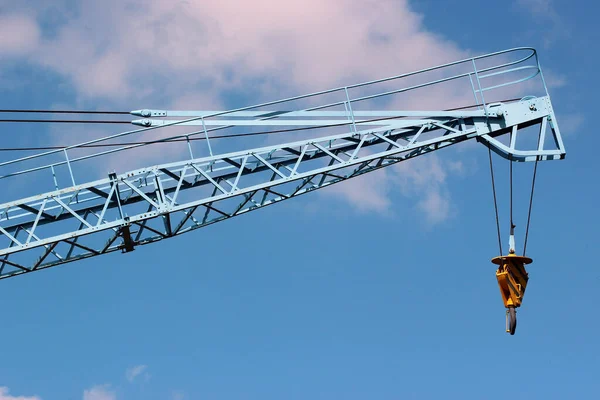 青空を背景にフックと建設クレーンアーム — ストック写真