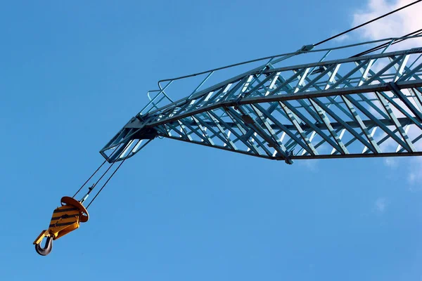 青空を背景にフックと建設クレーンアーム — ストック写真