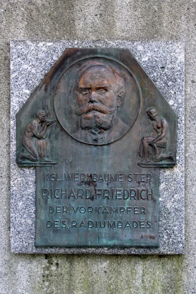 ドイツのバート シュレマ 2023年7月16日 バート シュレマのラジウム風呂の最初の計画を開発したドイツのマスタービルダー リチャード フリードリヒへの記念銘板 — ストック写真