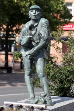 Zeulenroda-Triebes, Almanya - 15 Temmuz 2023: Sazan Piper heykeli Zeulenroda 'nın Pazar Meydanı' ndaki çeşmede, Thüringen 'in Greiz ilçesinde.