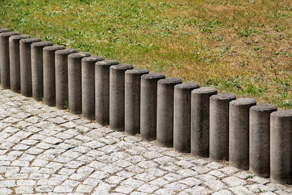 Betonrandstein Zwischen Rasen Und Gepflastertem Bürgersteig Einem Park — Stockfoto