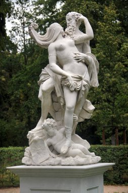 Dresden, Almanya - 23 Temmuz 2023: Zaman gerçeği ortaya çıkardı, Dresden Büyük Bahçesi 'nde Antonio Carradini' nin (1720) bir heykeli.