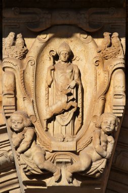 Werdau, Almanya - 26 Temmuz 2023: Saksonya 'nın en güzel binası olarak kabul edilen Werdau belediye binasının ön cephesinde dekoratif ayrıntılar. Werdau, Saksonya 'nın Landkreis Zwickau eyaletinde yer alan bir şehirdir..