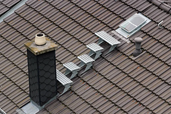 Schody Dachowe Metalowe Konserwacji Czyszczenia Kominów — Zdjęcie stockowe