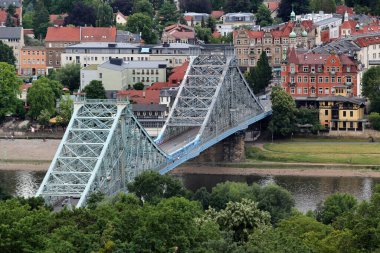 Elbe ve Loschwitzer köprüsünü ya da Dresden 'deki Blue Wonder' ı izle.