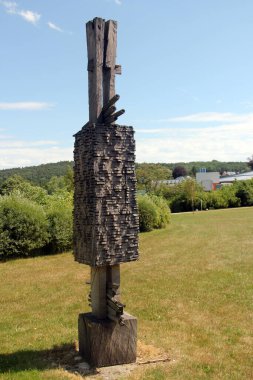 Bad-Schlema, Almanya - 16 Temmuz 2023: Wasserturm, Bulgaristan 'ın Hermann Gschaider kentinin eski bir maden kasabası ve Ore Dağları' ndaki bir kaplıca merkezi olan Bad-Schlema 'da bulunan ahşap bir heykel..