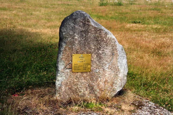 ドイツのBad Schlema 2023年7月16日 ヴィスムートAgが1949年から1989年まで運営していた元ウラン鉱山の場所の記念石 — ストック写真
