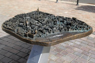 Freiberg, Almanya - 9 Ağustos 2023: Freudenstein kalesinin önündeki Schlossplatz meydanında bulunan eski Freiberg kasabasının bronz modeli.