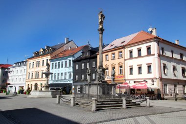 Sokolov, Çek Cumhuriyeti - 10 Ağustos 2023: Çek Cumhuriyeti 'nin Karlovy Vary Bölgesi' nde yer alan Sokolov 'un merkezindeki Pazar Meydanı' nda Salgın Köşe Yazısı.