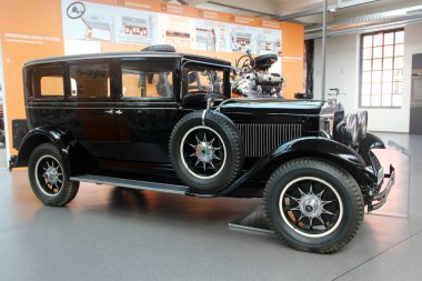 Zwickau, Almanya - 20 Ağustos 2023: Horch 350 Pullman-Limuzin, 1929, modern Audi 'nin selefi Audi tarafından üretilen otomobil Zwickau' daki August Horch Müzesi 'nde.