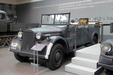 Zwickau, Almanya - 20 Ağustos 2023: Horch Type 40, orta boy yolcu vagonu, 1940-42 yılları arasında Oto Birliği AG tarafından üretildi. Zwickau 'daki August Horch müzesinde..