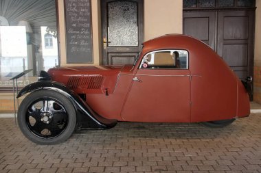 Zwickau, Almanya - 20 Ağustos 2023: Framo Stromer FP200, 1933 yılında Hainichen 'de Framo fabrikası tarafından üretilen üç tekerlekli küçük yolcu arabası. Zwickau 'daki August Horch müzesinde..