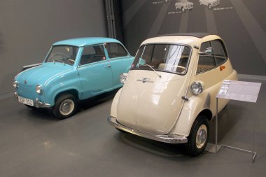 Zwickau, Almanya - 20 Ağustos 2023: Hans Glas GmbH ve BMW Isetta 250 'nin Goggomobil T' si, 1960 'ların küçük arabaları Zwickau' daki August Horch müzesinde.